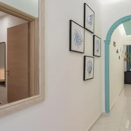 Luxury Pearl, Steps To The *