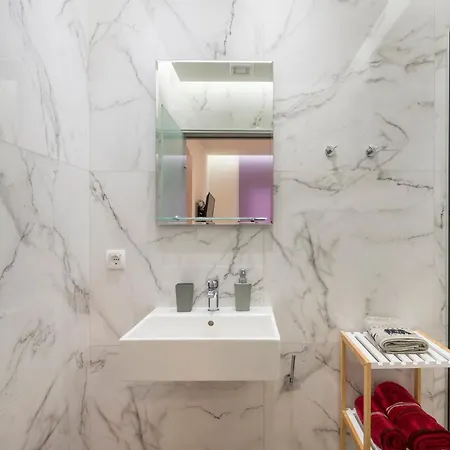 Luxury Pearl, Steps To The *