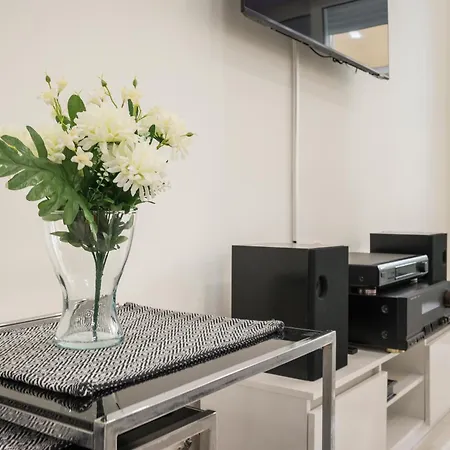 Luxury Pearl, Steps To The *