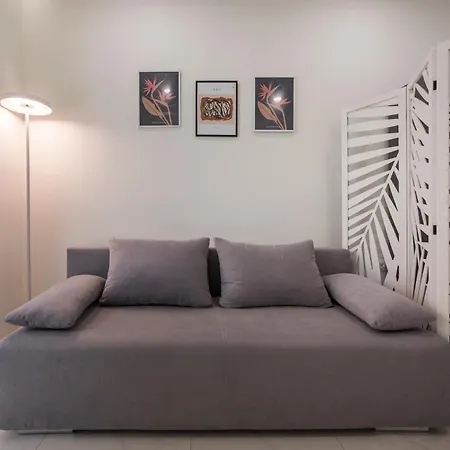 Luxury Pearl, Steps To The *