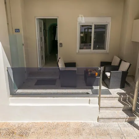 Luxury Pearl, Steps To The *