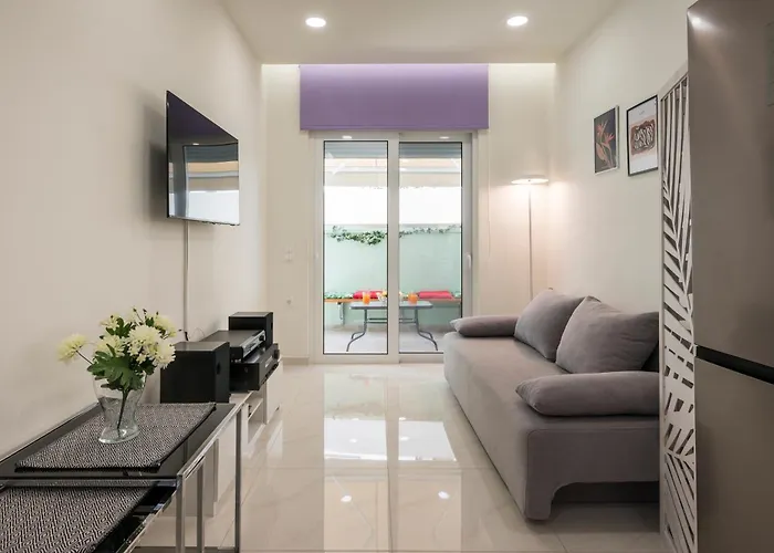 Luxury Pearl, Steps To The *