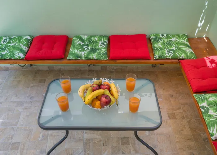 Luxury Pearl, Steps To The ハニア