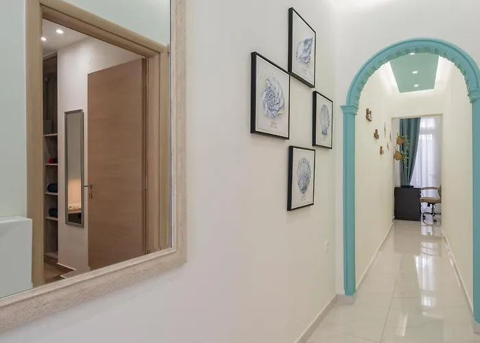 Luxury Pearl, Steps To The *