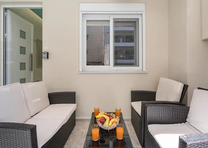 Luxury Pearl, Steps To The ハニア