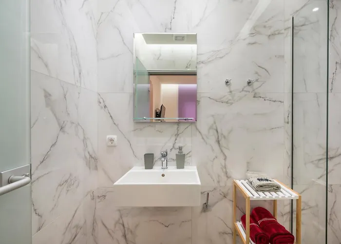 Luxury Pearl, Steps To The *