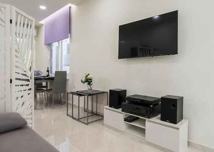 Luxury Pearl, Steps To The