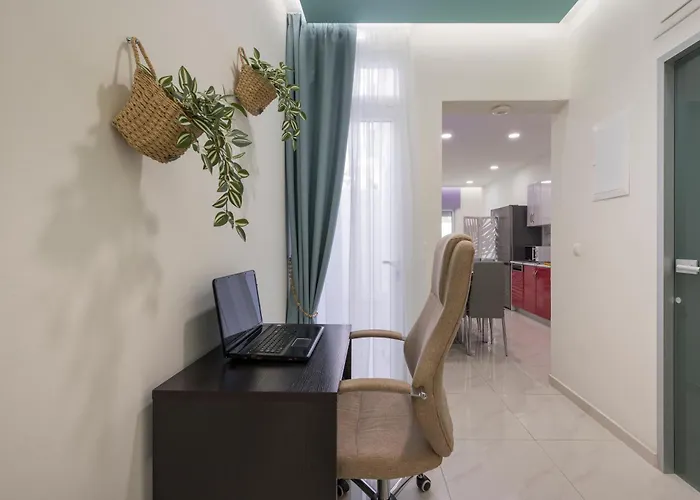 Luxury Pearl, Steps To The アパート